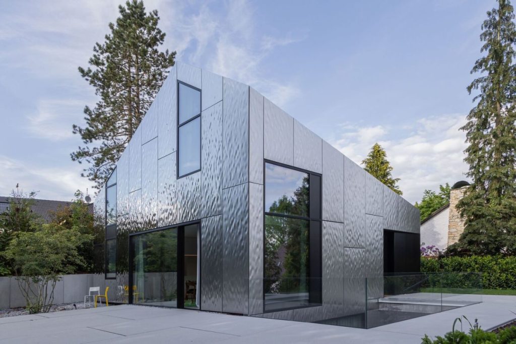 ngoi-nha-nhu-cong-trinh-dieu-khac-bang-thep-khong-gi