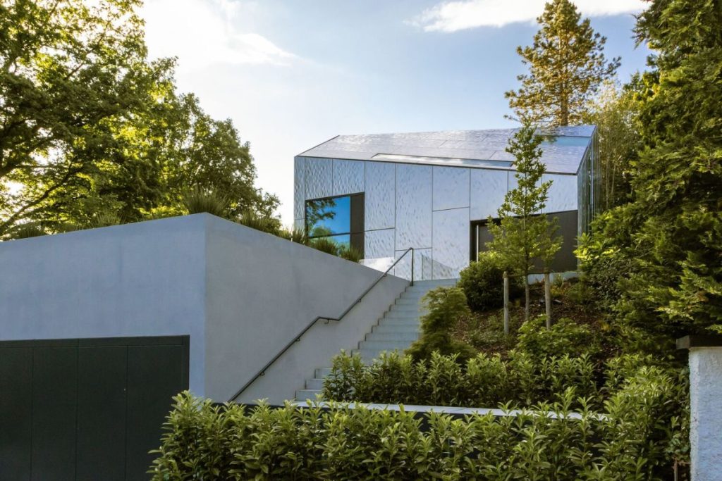 ngoi-nha-nhu-cong-trinh-dieu-khac-bang-thep-khong-gi